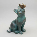 Statue jardin chat avec un papillon sur le nez - MiaouDéco